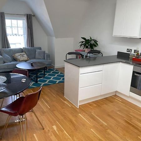 Appartamento Lovely 2-Bed Flat With Well Equipped Kitchen Ealing Esterno foto