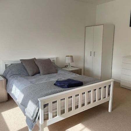 Appartamento Lovely 2-Bed Flat With Well Equipped Kitchen Ealing Esterno foto