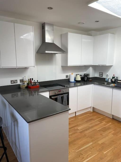 Appartamento Lovely 2-Bed Flat With Well Equipped Kitchen Ealing Esterno foto