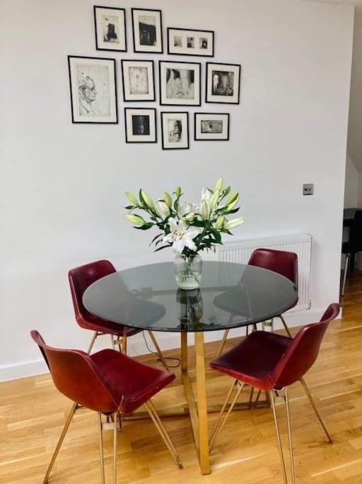 Appartamento Lovely 2-Bed Flat With Well Equipped Kitchen Ealing Esterno foto