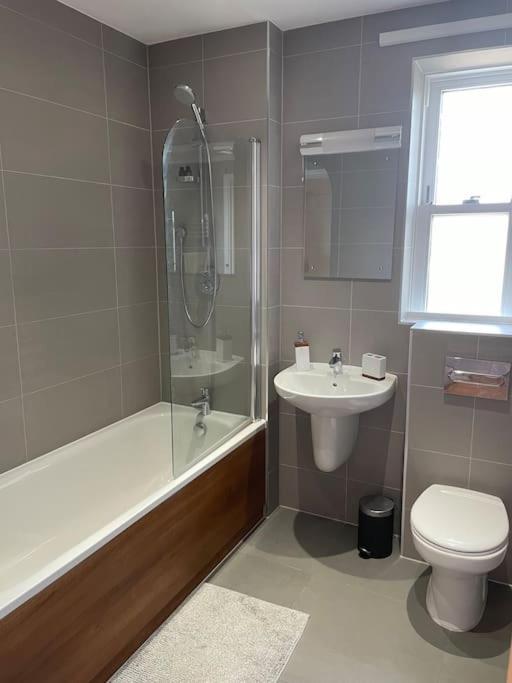 Appartamento Lovely 2-Bed Flat With Well Equipped Kitchen Ealing Esterno foto